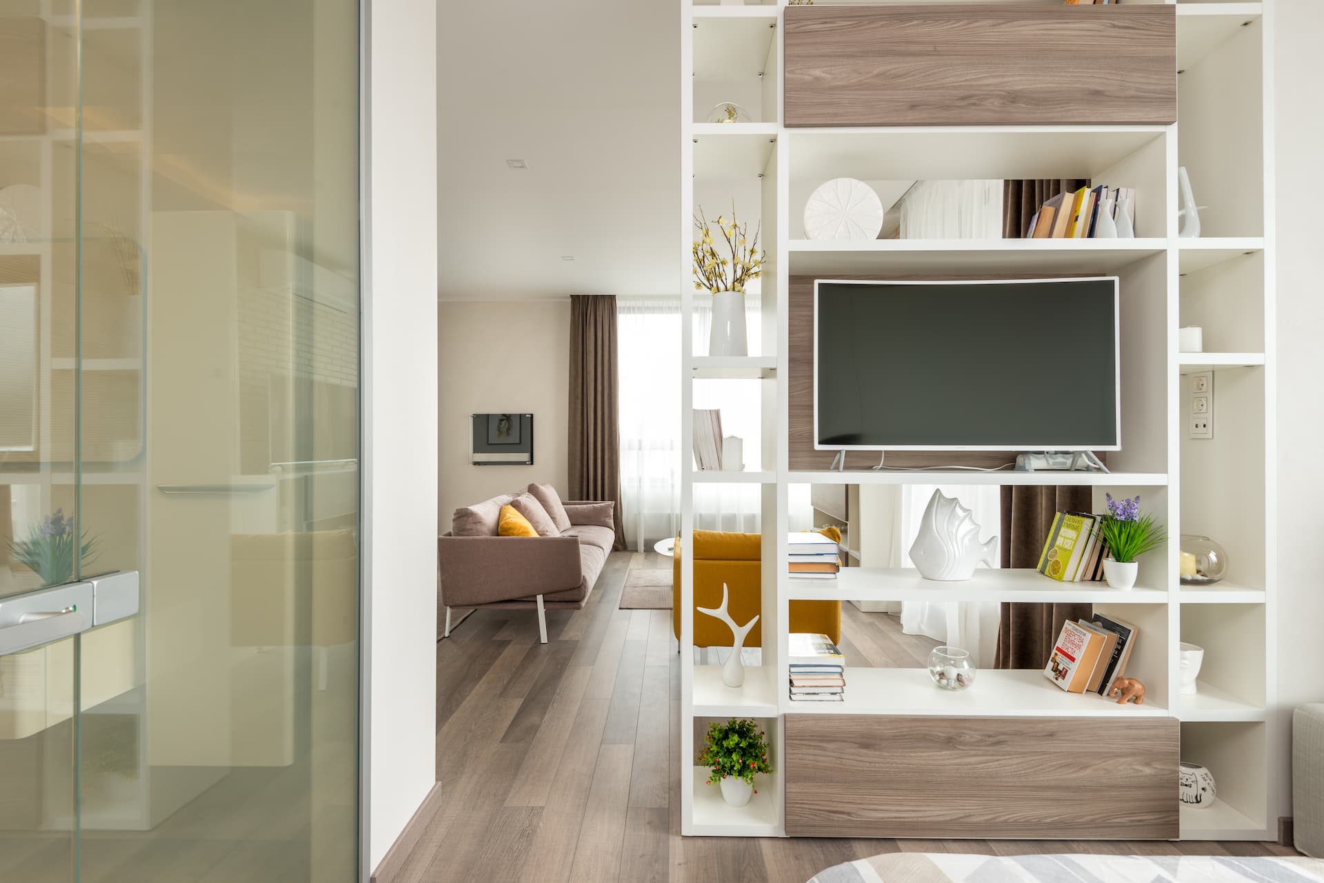 Estantería modular en una vivienda moderna.